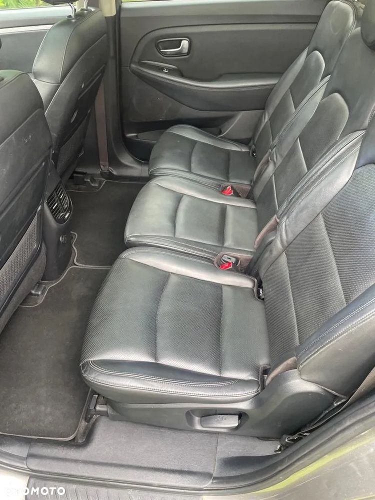 Kia Carens - 8