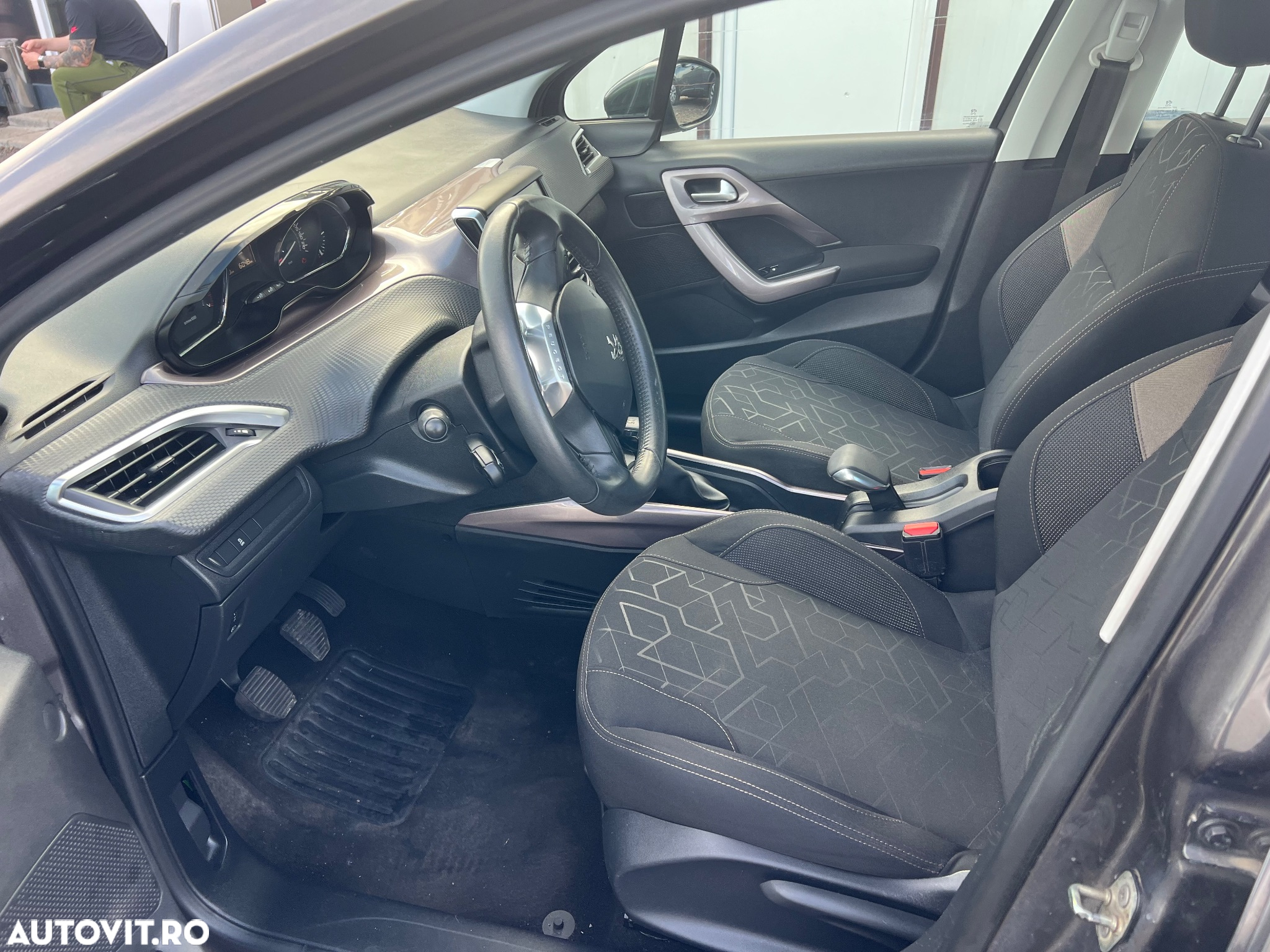 Peugeot 2008 1.2 L PureTech STT Active - 6