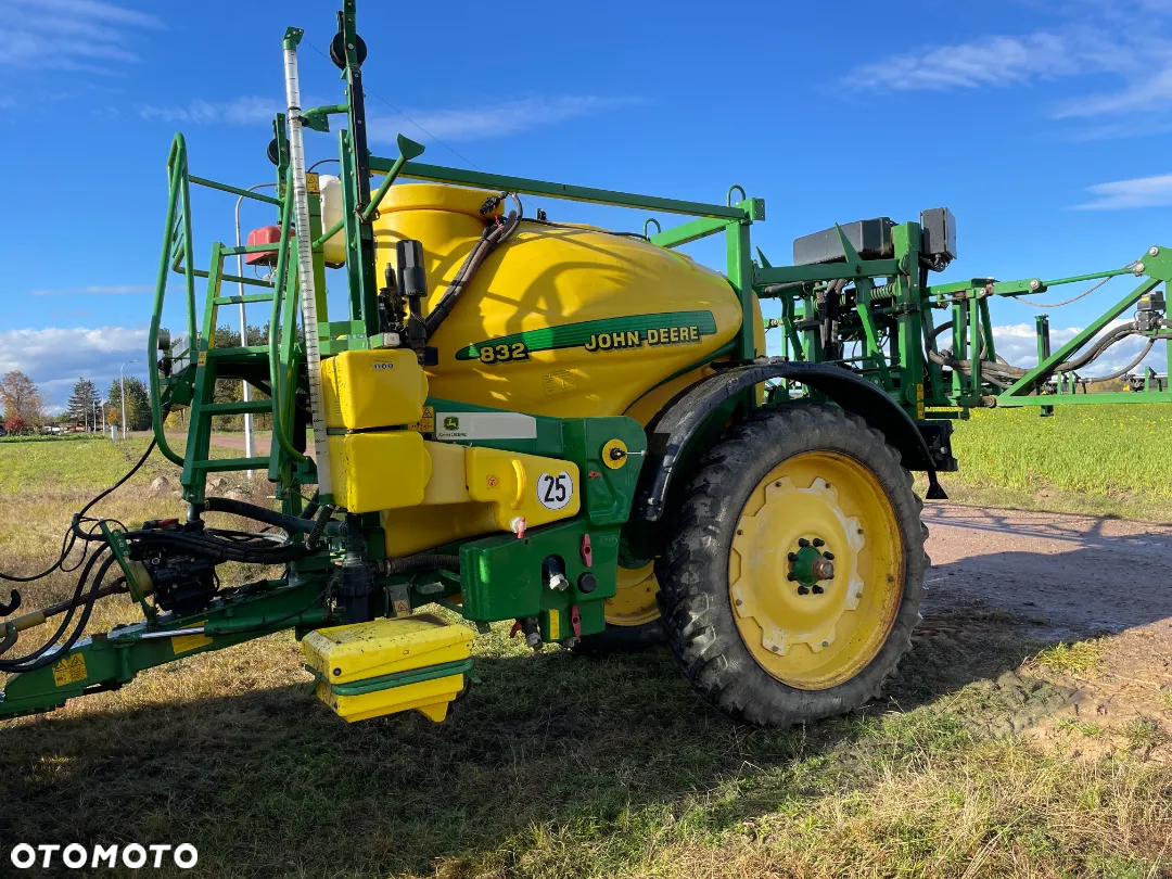 John Deere 832 - 15