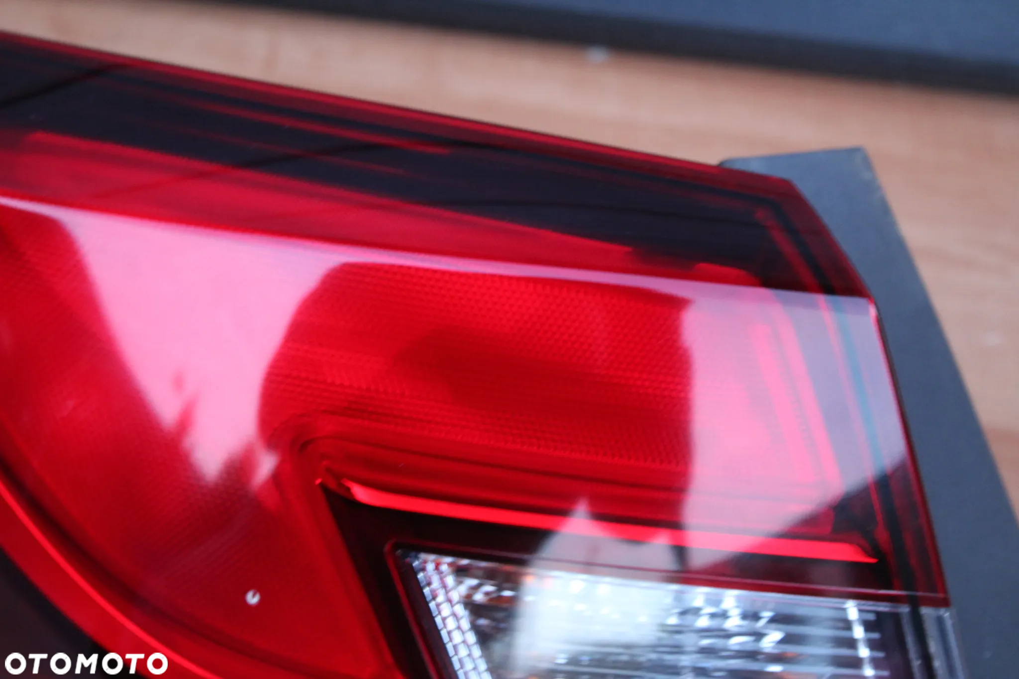 LAMPA LEWA TYLNA LEWY TYŁ W BŁOTNIK OPEL ASTRA J SEDAN EUROPA ORYGINALNA 25870153 - 2