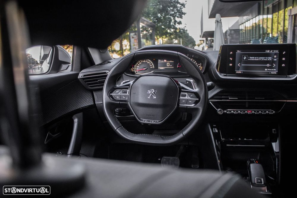 Peugeot 2008 1.2 PureTech Allure EAT8 - 31