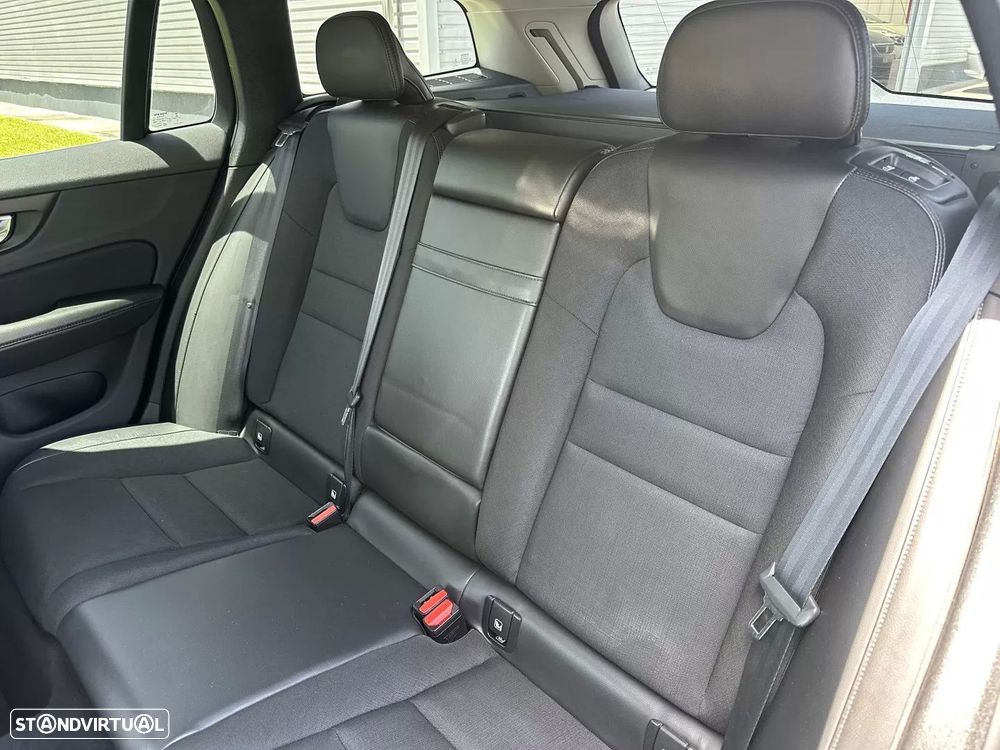 Volvo V60 2.0 D3 Momentum Plus - 25