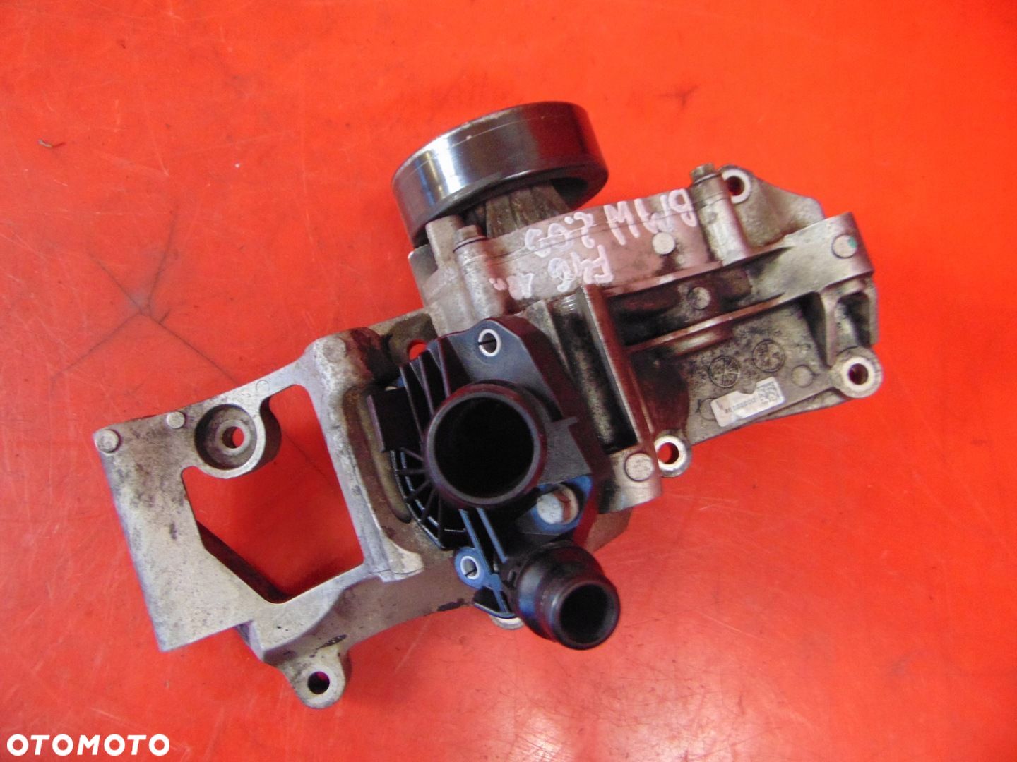 BMW 2 F46 Gran Tourer F45 F48 2.0 D POMPA WODY ŁAPA PODSTAWA ALTERNATORA - 1