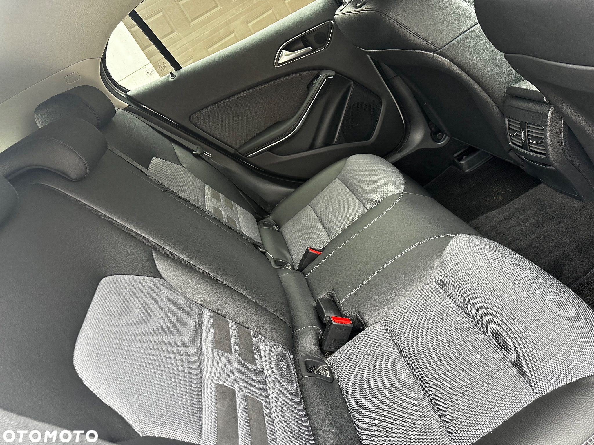Mercedes-Benz GLA 180 7G-DCT - 19