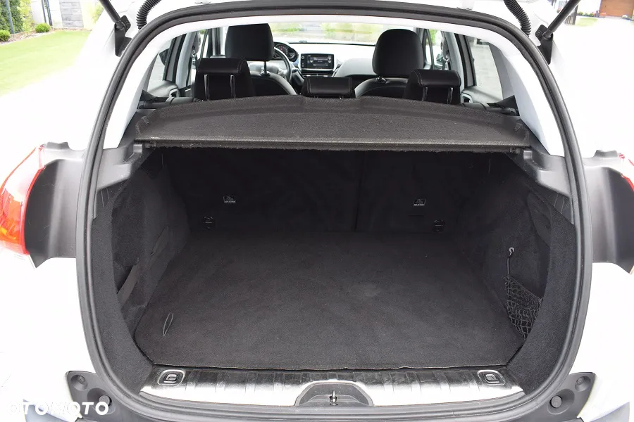 Peugeot 2008 1.2 Pure Tech Allure S&S - 11