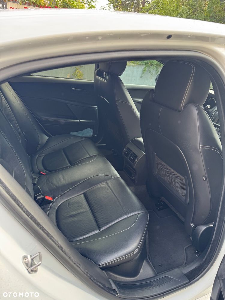 Jaguar XE 2.0 D R-Sport - 13
