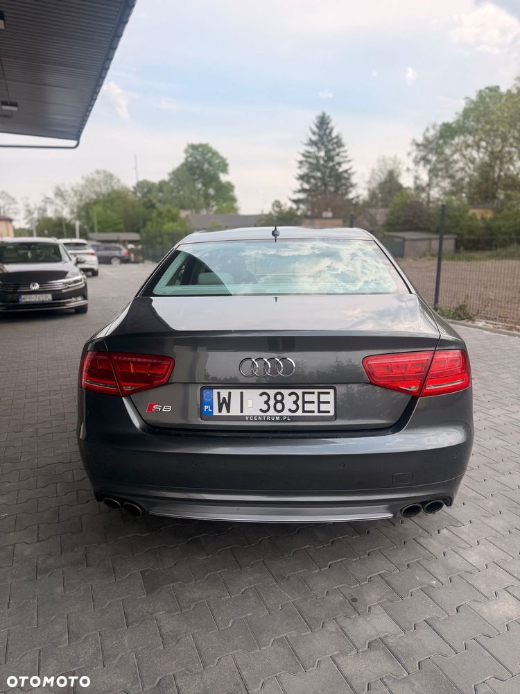 Audi S8 - 8