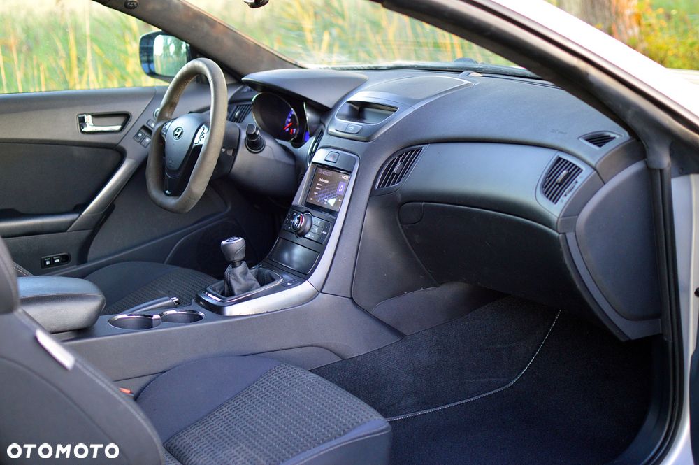 Hyundai Genesis Coupe - 12