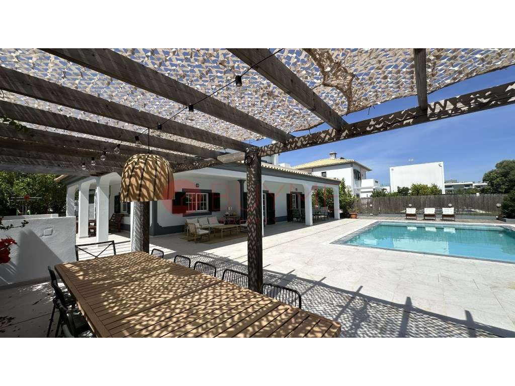 Moradia V4 Exclusiva com Piscina, Jacuzzi e Amplos Jardins em Almancil - Grande imagem: 3/42