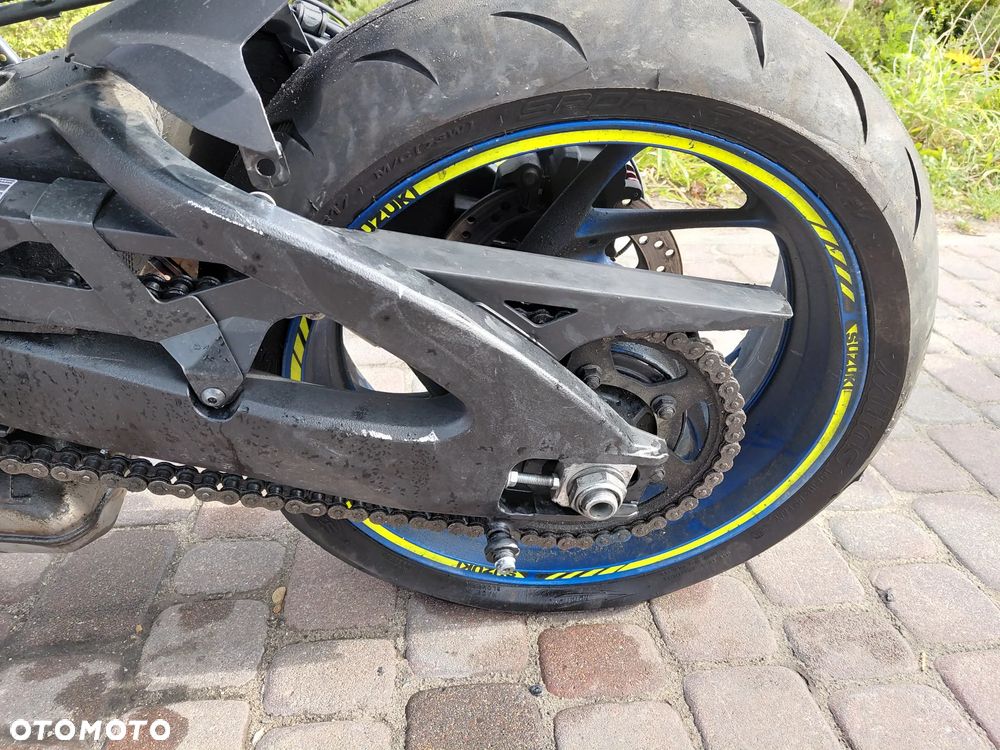 Suzuki GSX - 16