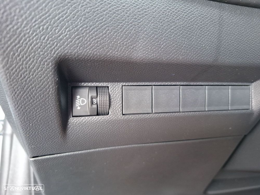 Peugeot 208 1.2 Hybrid Allure e-DCS6 — fotografia 23