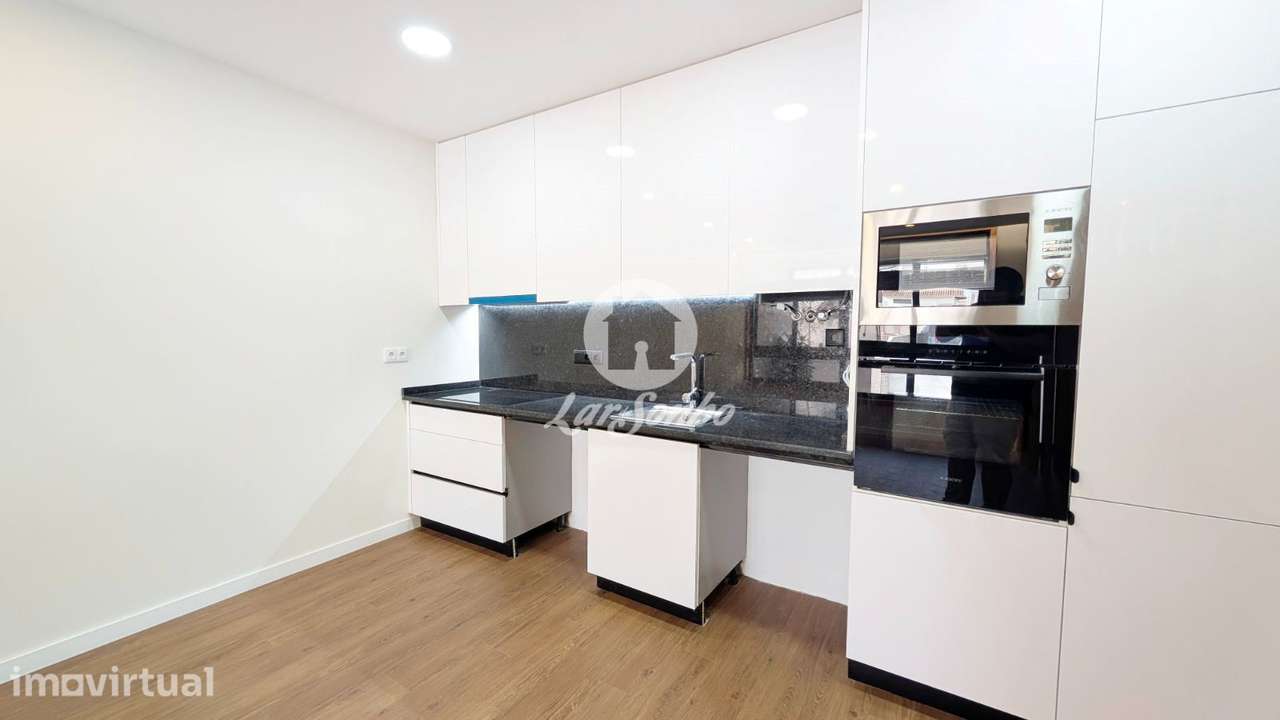 Apartamento T2 REMODELADO com Terraço e Lugar de Garagem a 25m da p... - Grande imagem: 4/19