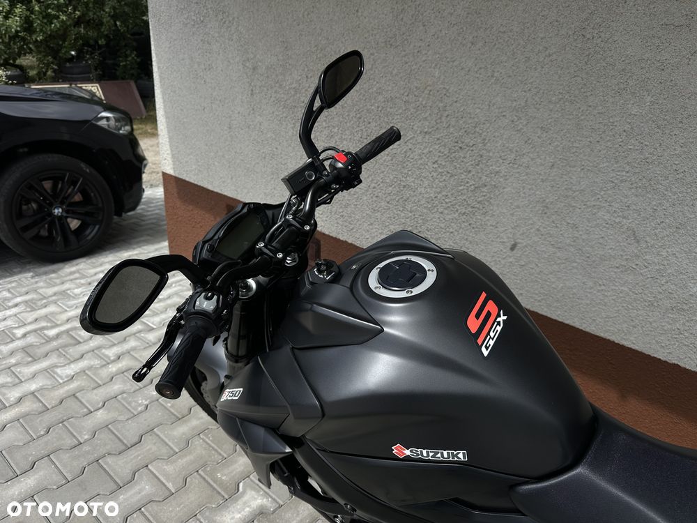 Suzuki GSX - 11