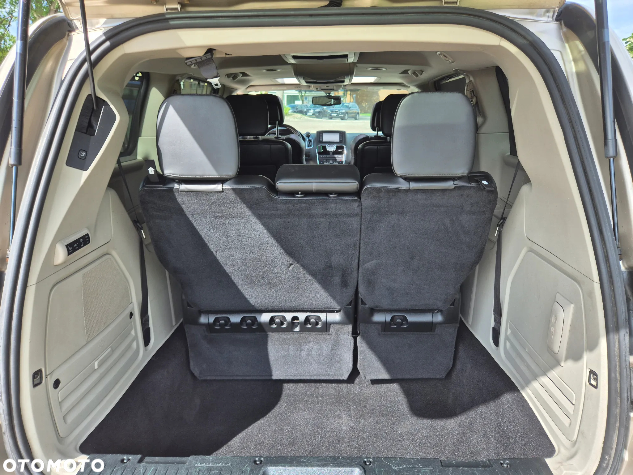 Chrysler Town & Country 3.6 Limited - 17