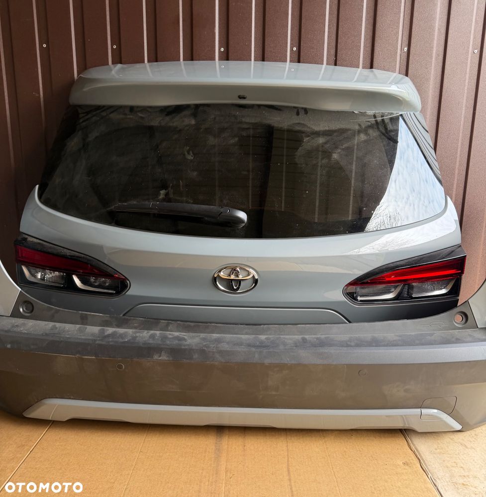 Toyota Corolla Cross  Tylna  Klapa Zderzak  kod  1H5 - 1