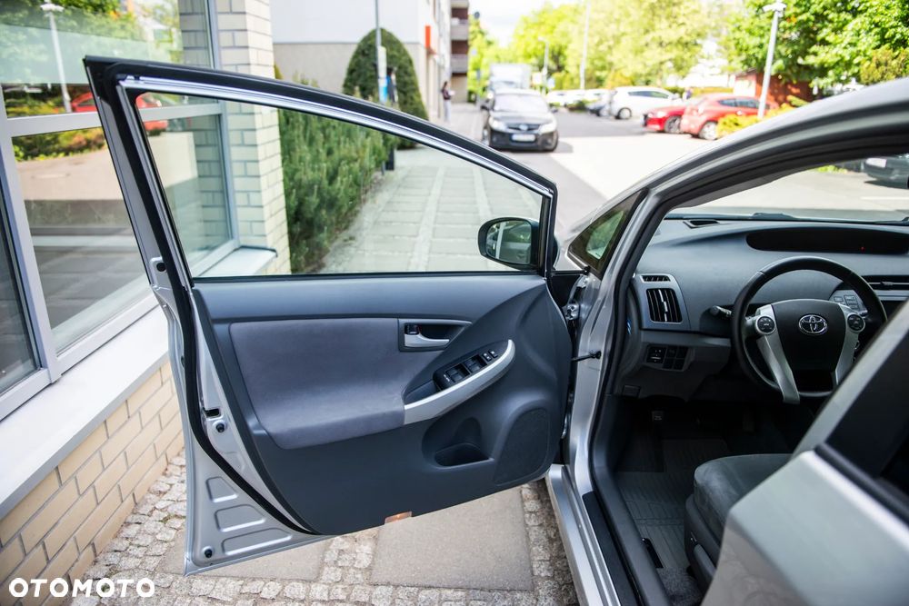 Toyota Prius (Hybrid) Executive - 15