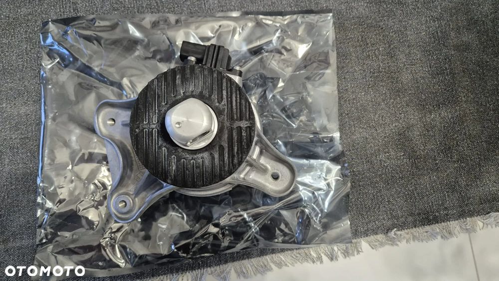 Mercedes C 63 AMG Łapa Poduszka silnika A2052409300 - 4