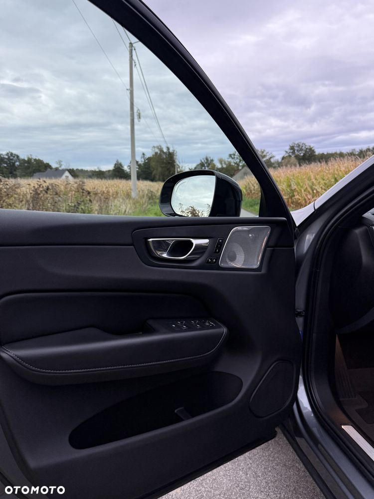 Volvo XC 60 B5 D AWD R-Design - 25