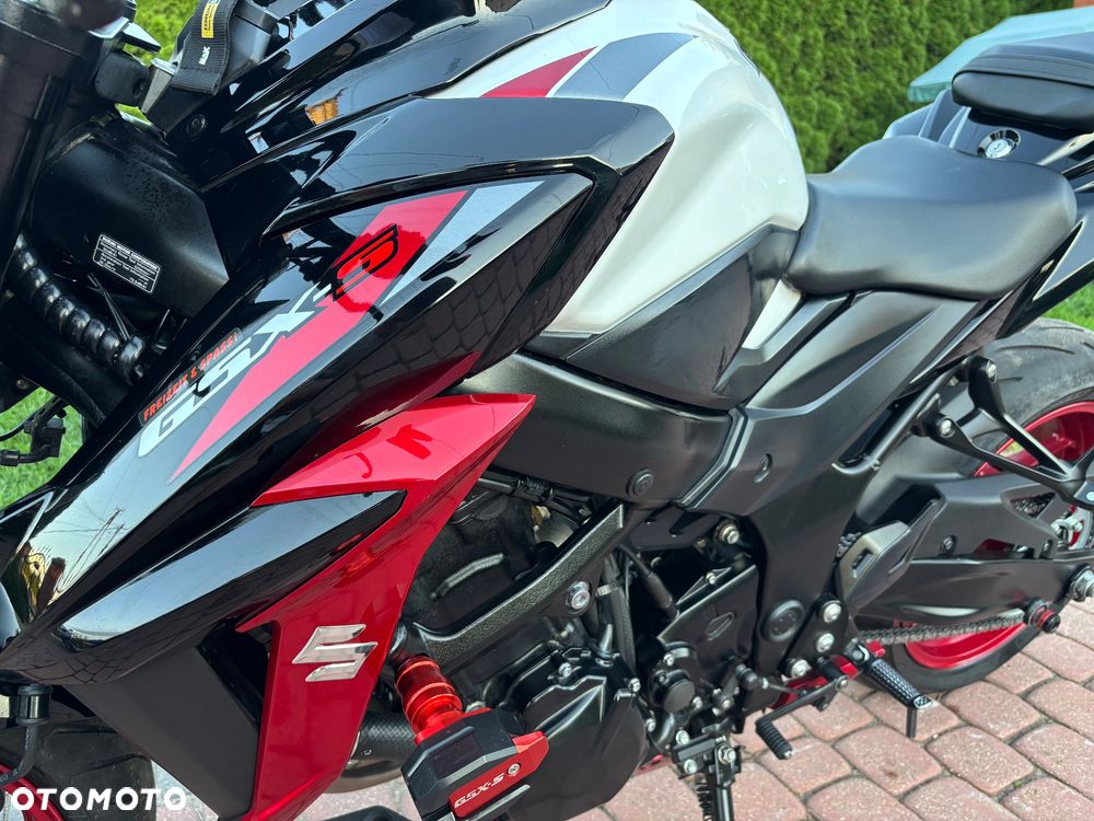 Suzuki GSX - 26