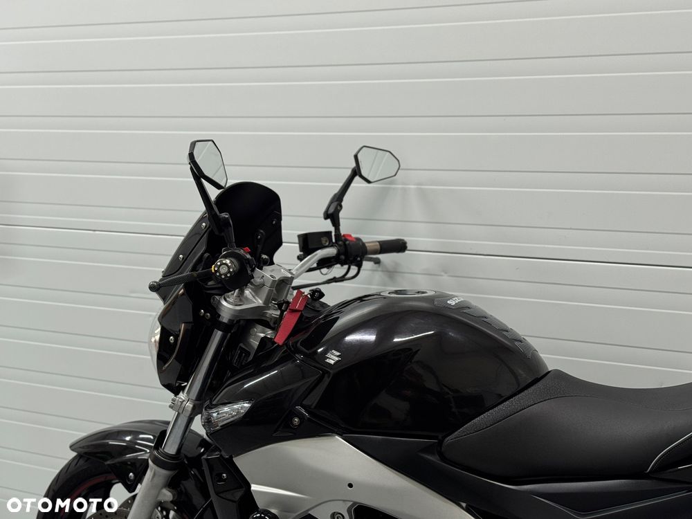 Suzuki GSR - 17