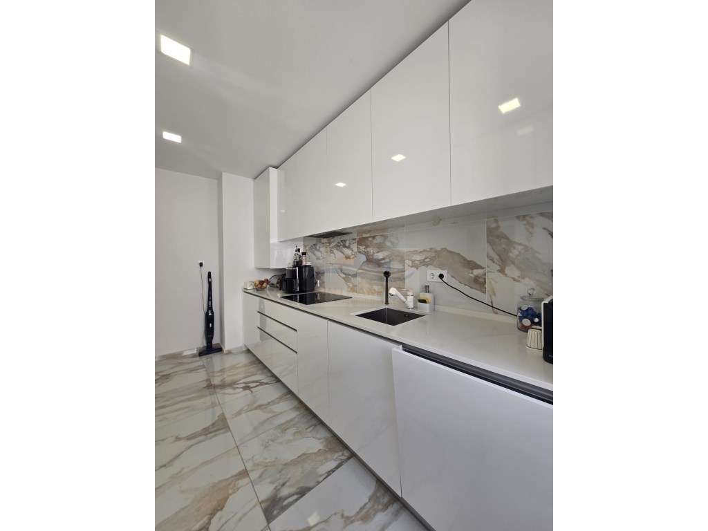 Fantástico T2 Totalmente remodelado em prédio com 2 elevadores no C... - Grande imagem: 3/27