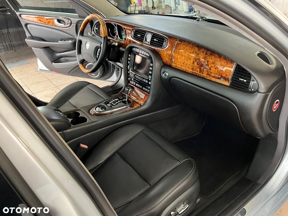 Jaguar XJ XJ8 4.2 LWB Executive - 8