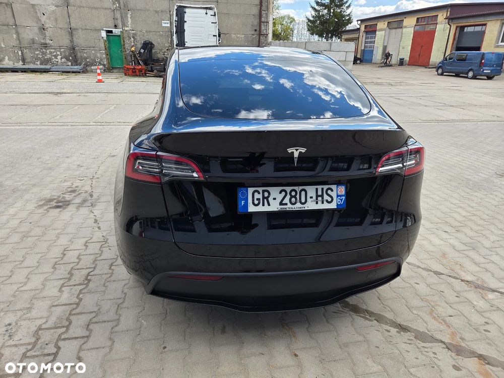 Tesla Model Y - 8