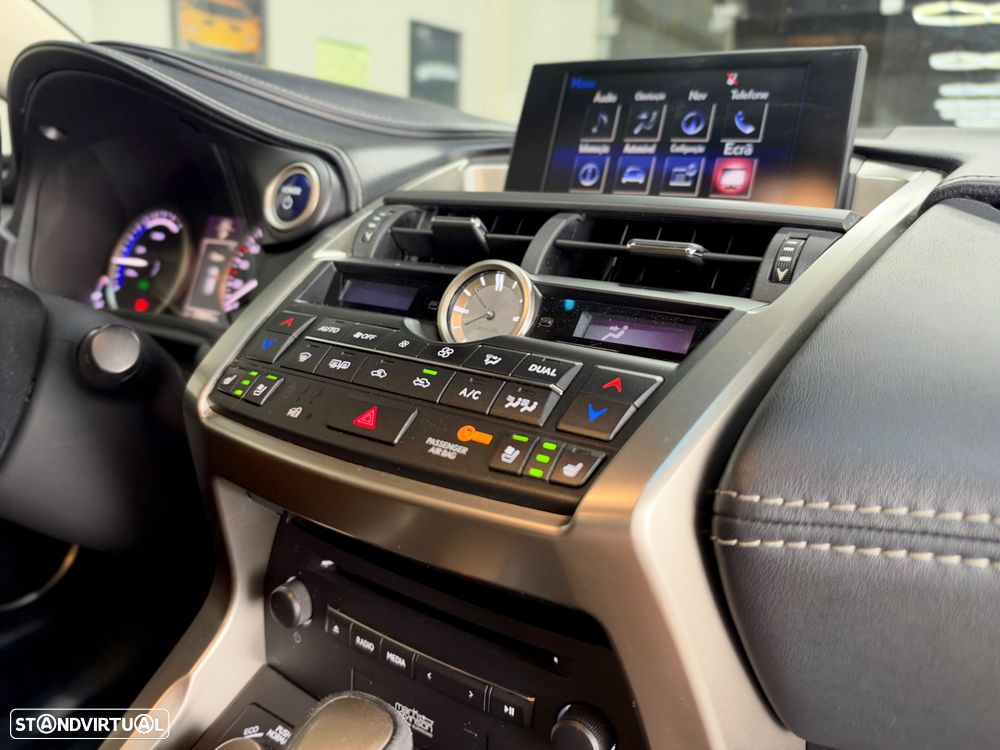 Lexus NX 300h Executive Plus - 28