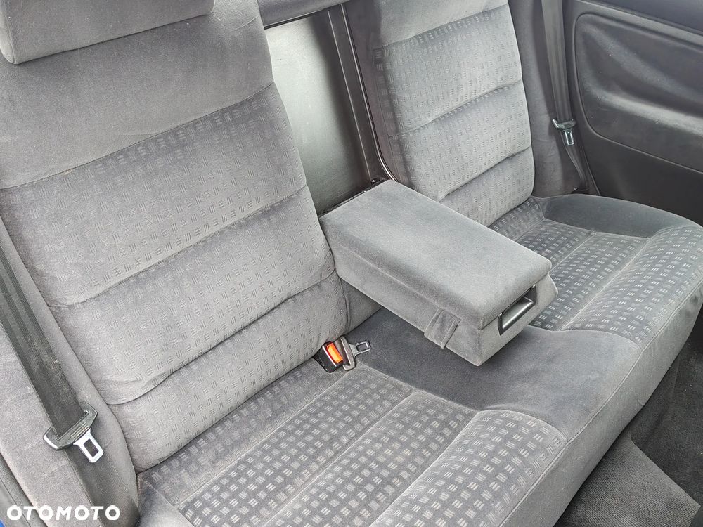 Volkswagen Passat 1.9 TDI Comfortline - 6