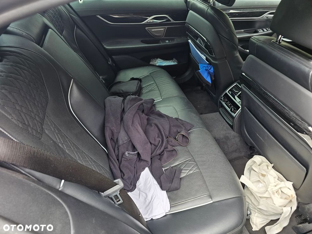 BMW Seria 7 740d xDrive mHEV - 17