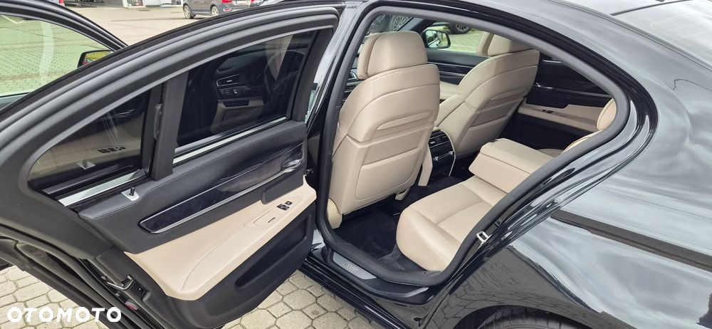 BMW Seria 7 750i - 9