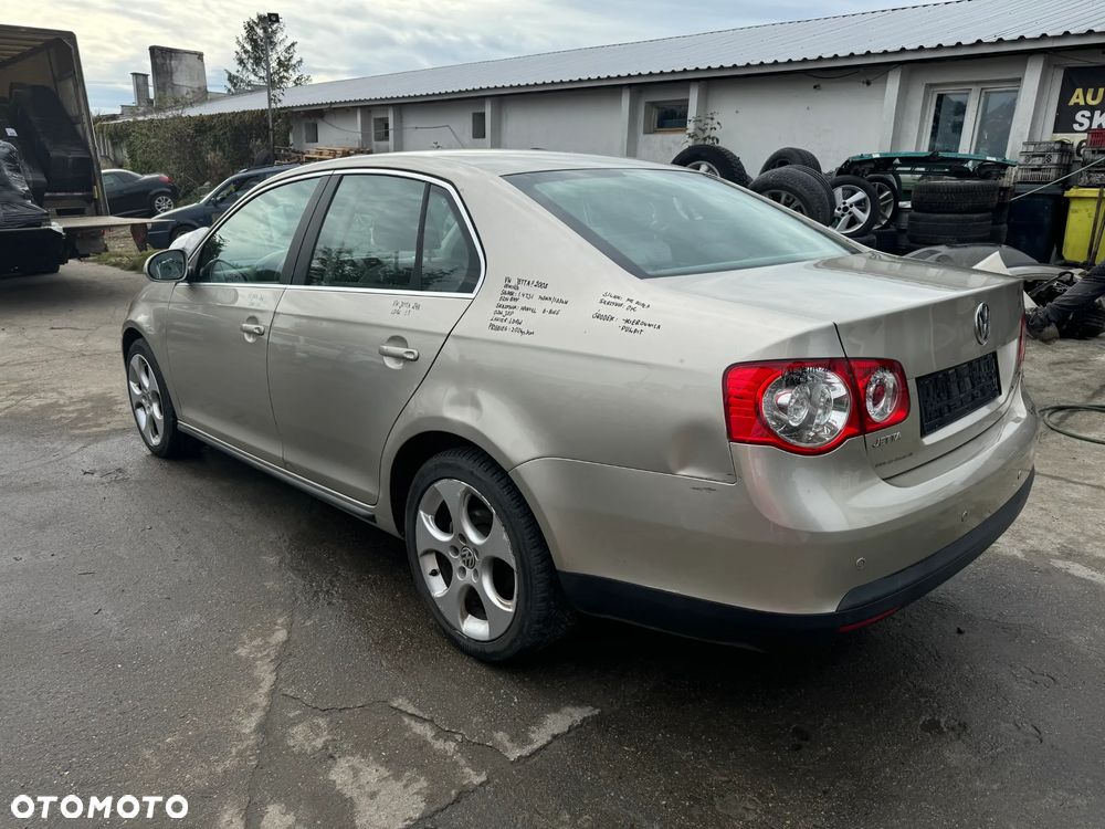 VOLKSWAGEN JETTA LAMPA LEWA TYLNA Z KLAPY BAGAŻNIKA LEWY TYŁ SEDAN - 10