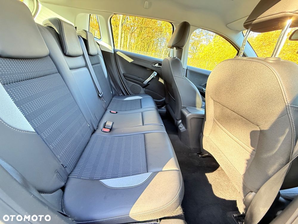 Peugeot 2008 1.2 Pure Tech Allure S&S - 13