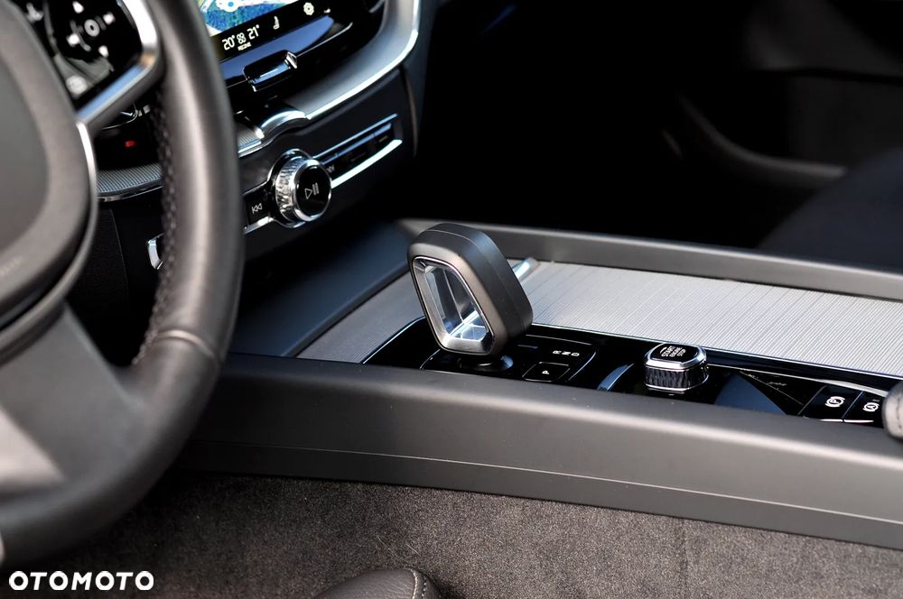 Volvo XC 60 B5 B AWD Plus Dark - 18