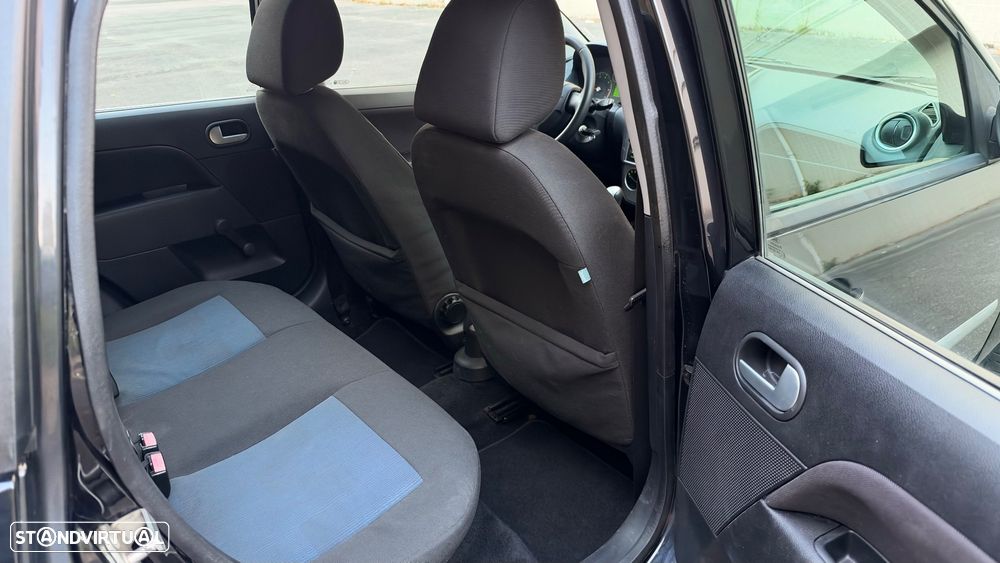 Ford Fiesta 1.25 Ghia - 30