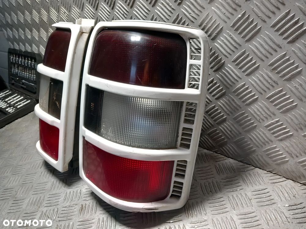 MITSUBISHI PAJERO LAMPY TYLNE KOMPLET - 2