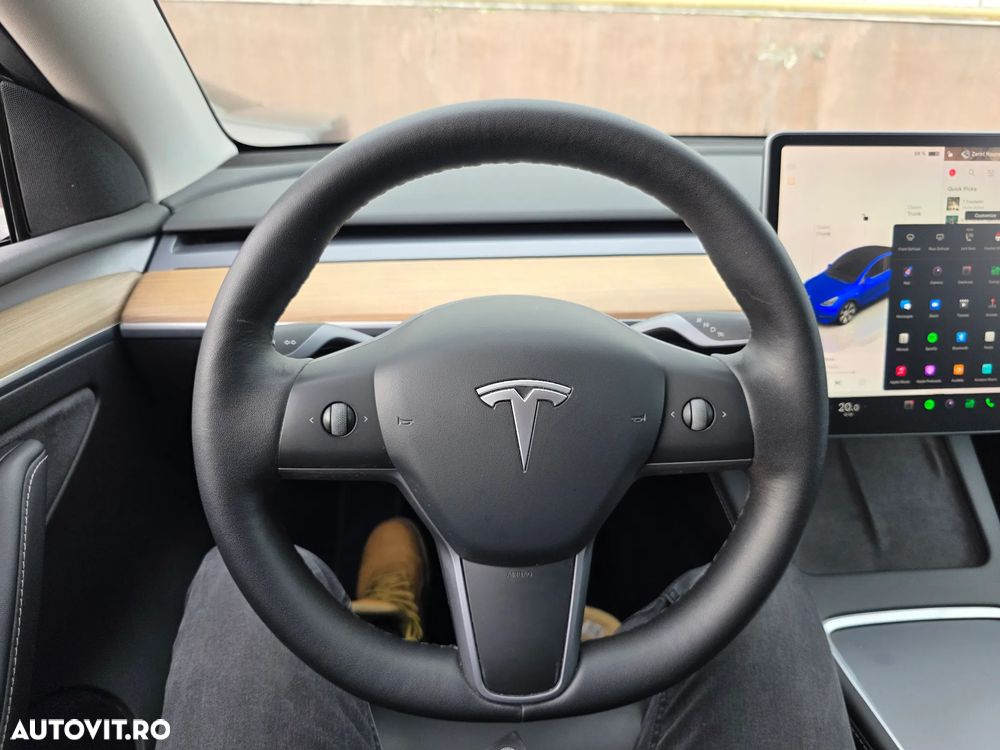 Tesla Model Y AWD Long Range - 30