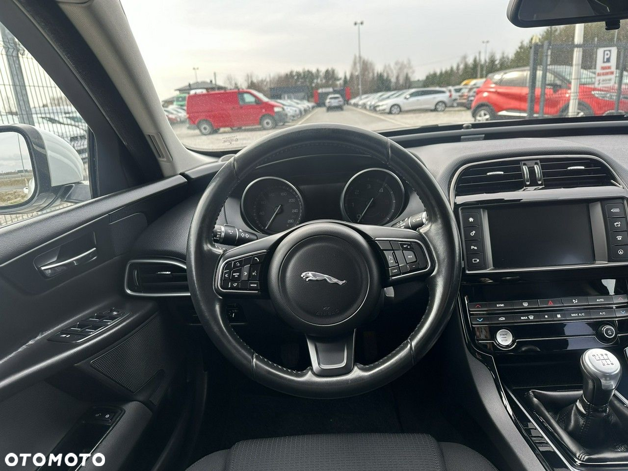 Jaguar XE - 12