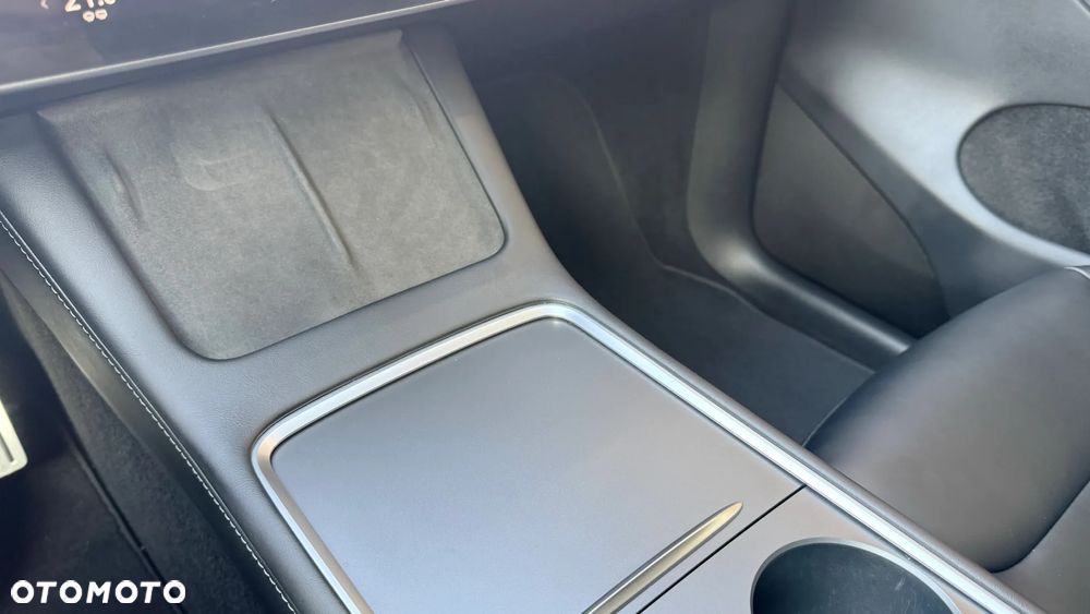 Tesla Y Performance AWD - 32