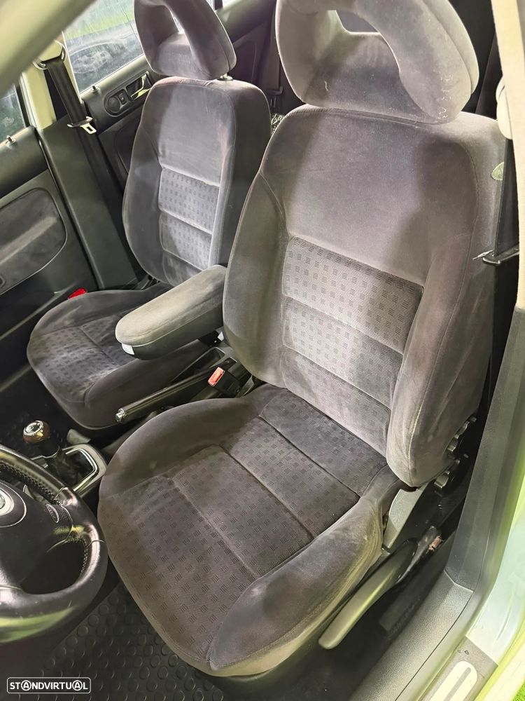 VW Bora 1.9 TDi Highline - 12