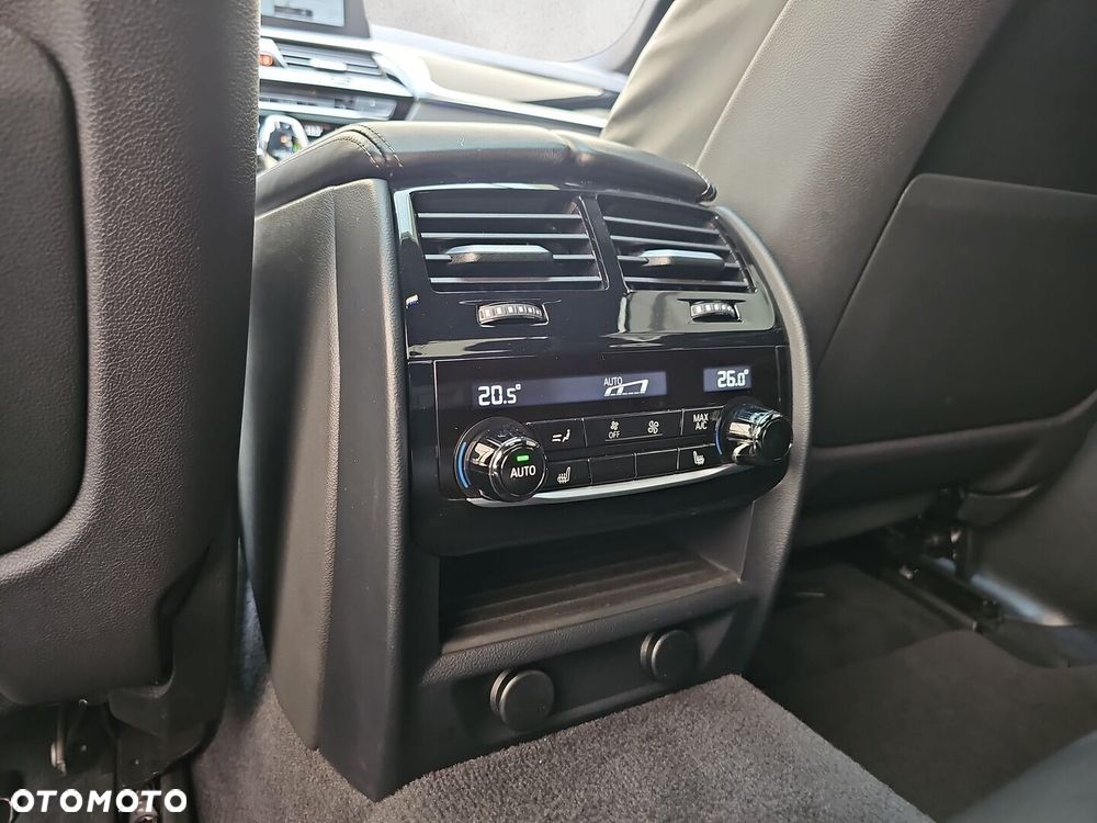 BMW Seria 5 M550i xDrive - 29