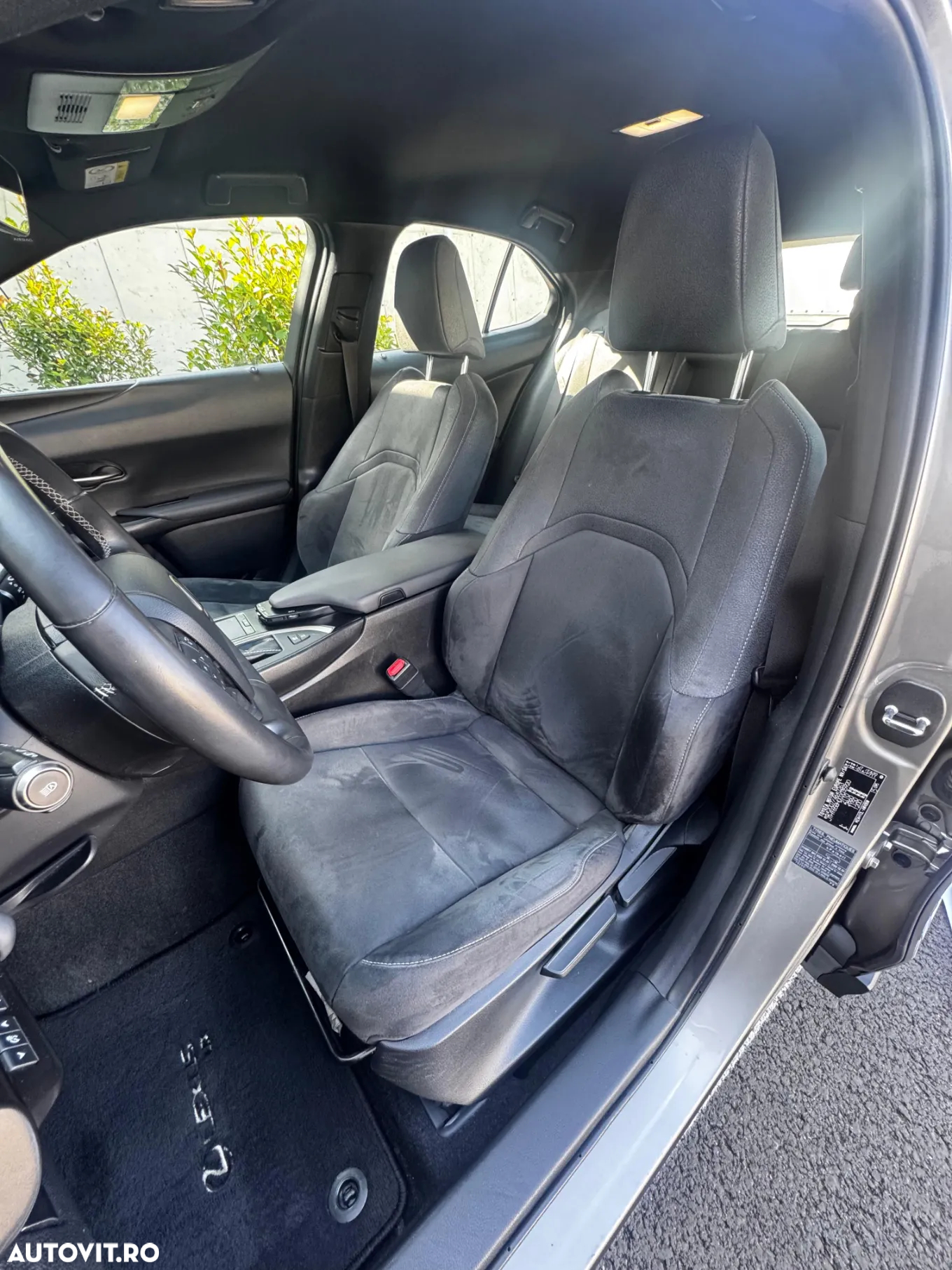 Lexus UX 250h 2.0L HEV 20H- (178 HP) 4X2 CVT Business - 14