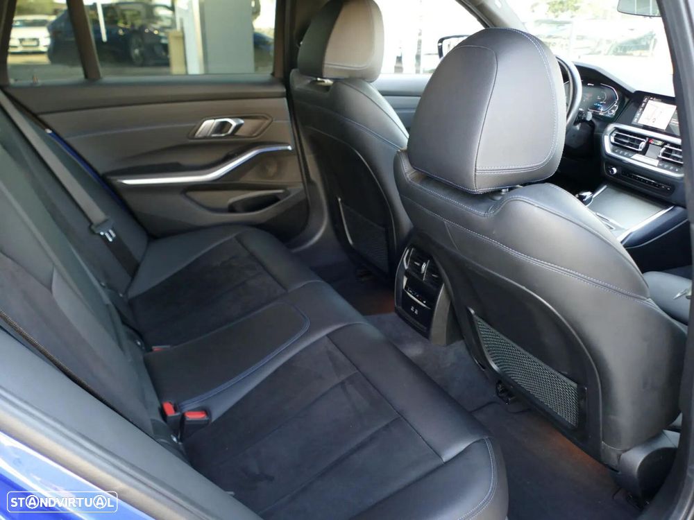 BMW 330 e Pack Desportivo M Auto - 32