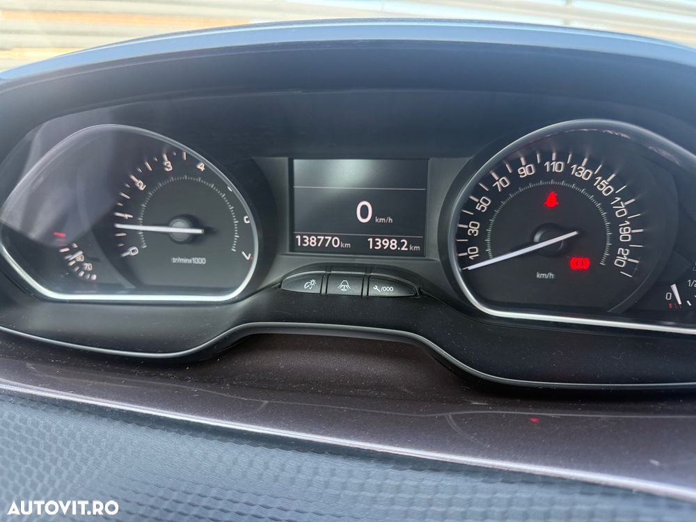 Peugeot 2008 1.2 L PureTech Allure - 12