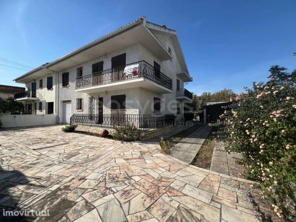 Moradia Geminada T3 na Moita com áreas generosas e garagem - Grande imagem: 2/39