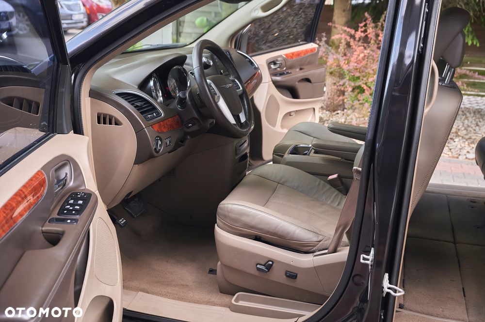 Chrysler Town & Country 3.6 Limited - 25
