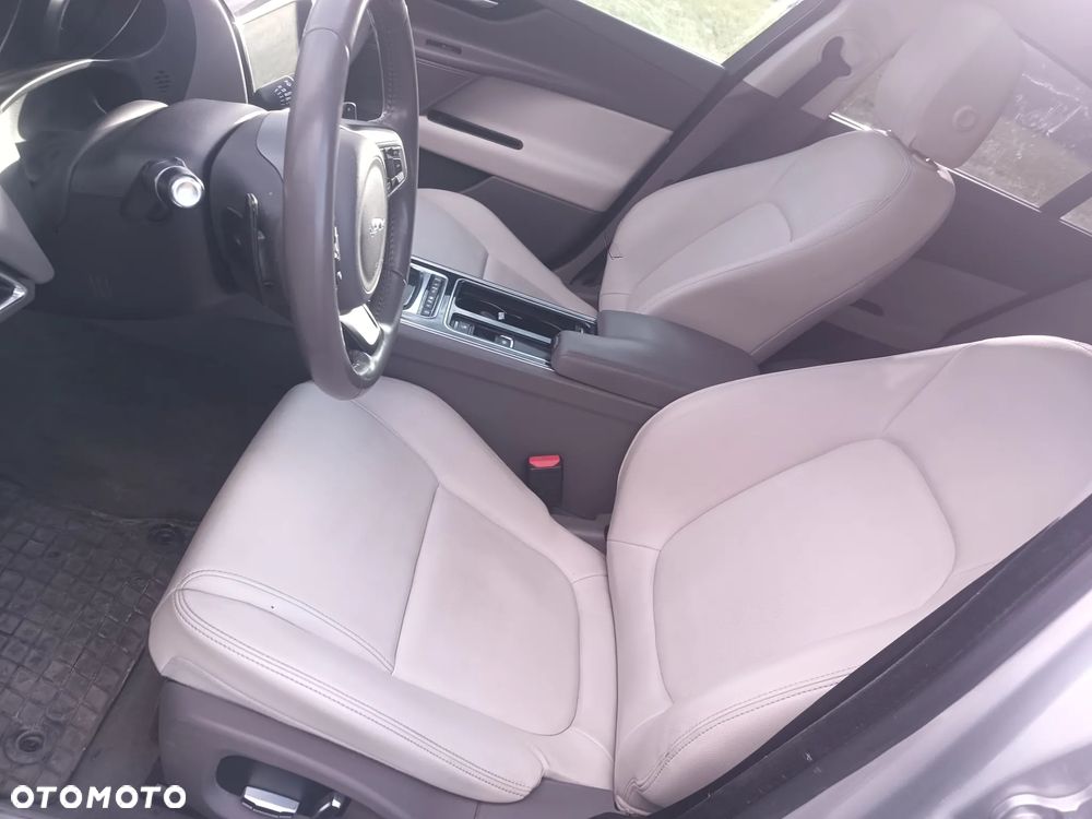 Jaguar XE 2.0 P300 AWD SE - 18