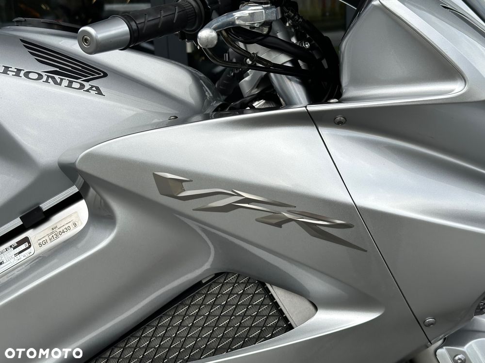 Honda VFR - 16