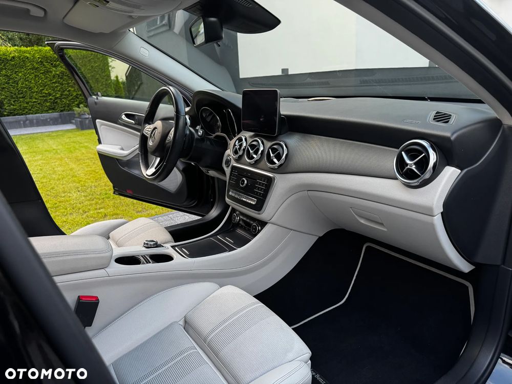 Mercedes-Benz GLA 200 7G-DCT - 15