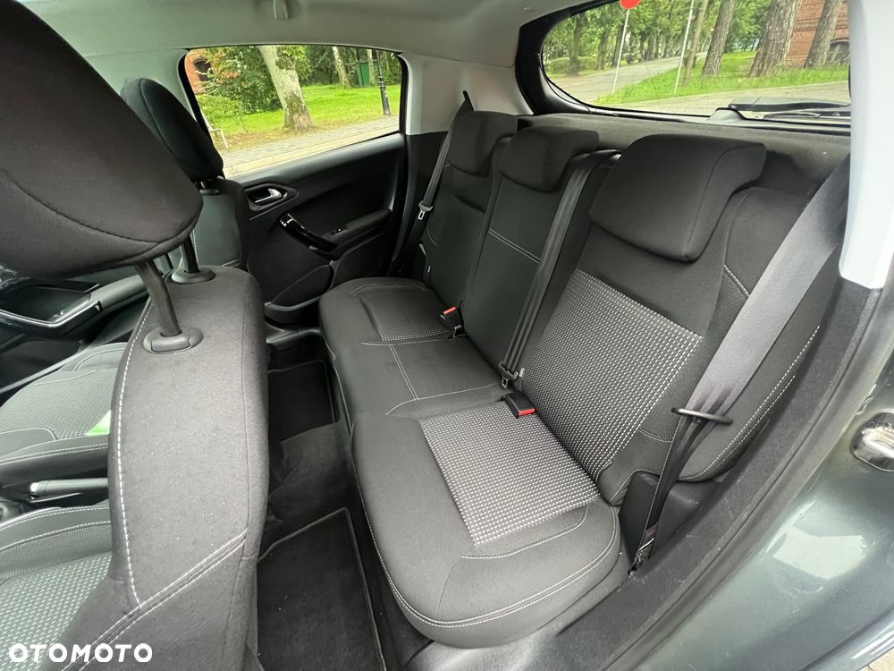 Peugeot 208 1.6 BlueHDi Allure S&S - 9